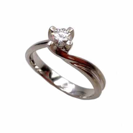 sortija de oro blanco y diamante solitario 0,28k sortijas de compromiso anillo de pedida joyería juan luis larráyoz pamplona