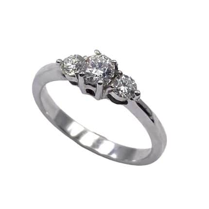 Sortija de oro blanco y diamantes Tresillo 0.5k comprar sortijas de compromiso en pamplona anillos de pedida joyería juan luis larráyoz